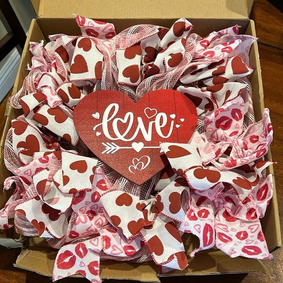 Cherica 18in Pink Red White Valentines Wreath for Front Door NIB - Picture 3 of 6